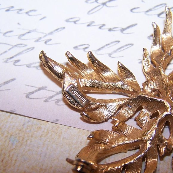 Designer Signed Torino Yellow Gold Tone Metal Pin Brooch - Leafy Starfish - Picture 7 of 8